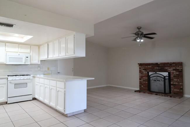 Building Photo - 528 S Sorrel St