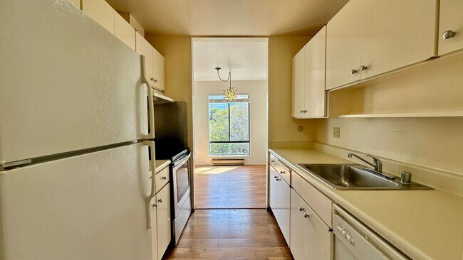 Foto del edificio - Top-Floor Bright 1-Bedroom w/ Walk-in Clos...