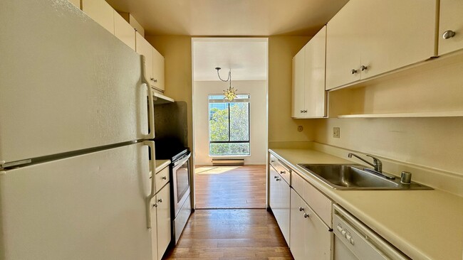 Building Photo - Top-Floor Bright 1-Bedroom w/ Walk-in Clos...