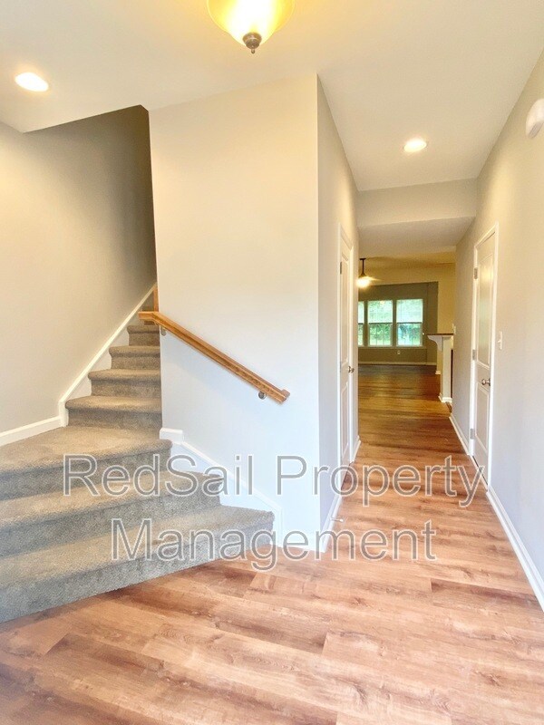 Building Photo - 107 Riva Ct