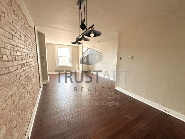 Building Photo - 3885 Manor St