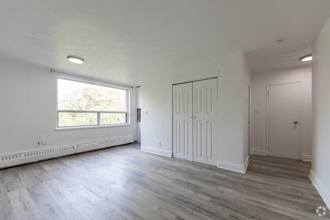 BACHELOR - Salon - 1 Springhurst Ave