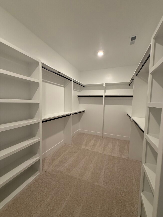 Foto del edificio - 2049 Burson Dr