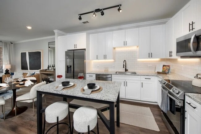 Building Photo - Timberline View