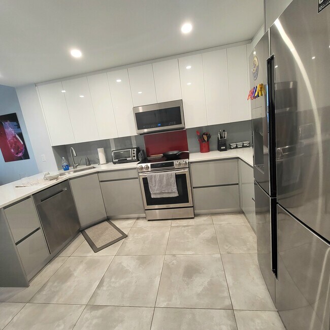 Large kitchen - 3127 W Sligh Ave