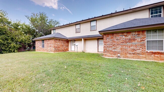 Building Photo - ONLY $995 FOR THIS COZY BEAUTY!