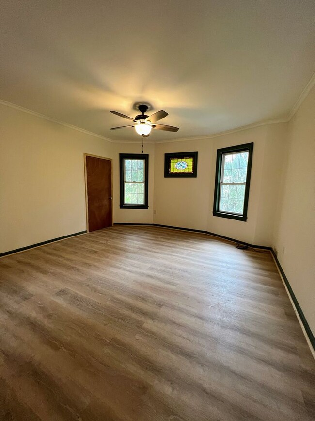 Building Photo - Newly renovated spacious 4 bedroom home in...