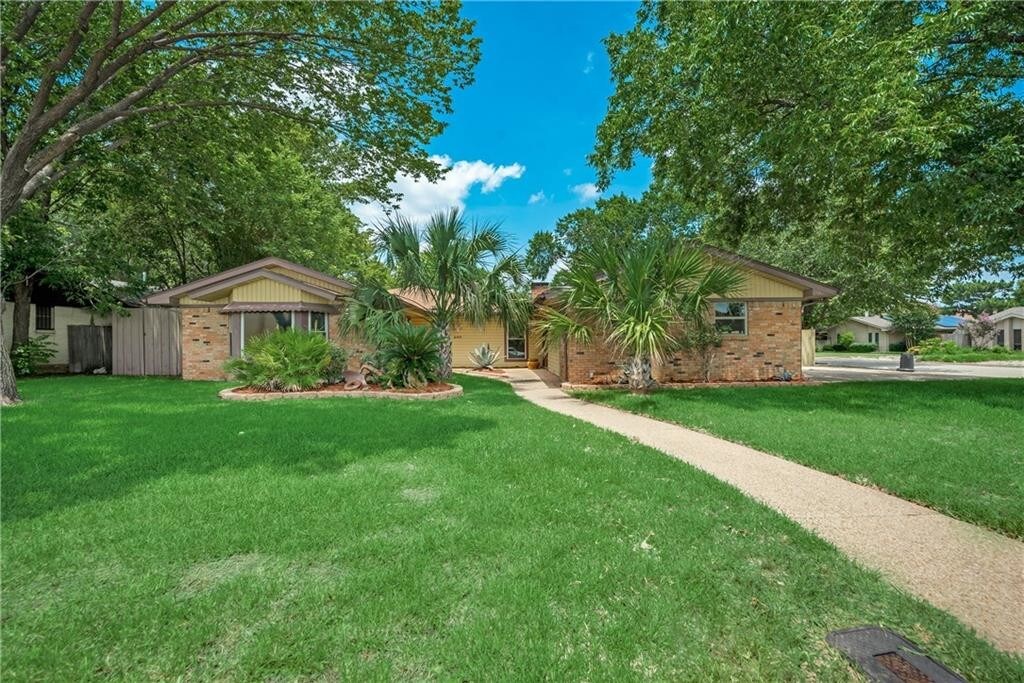 Primary Photo - 200 Plainview Dr