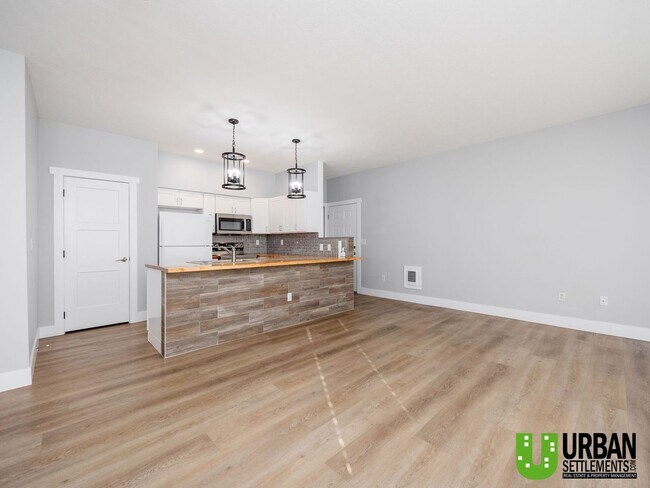 Foto del edificio - Bright 2 Bedroom Condo in Beautiful Libert...