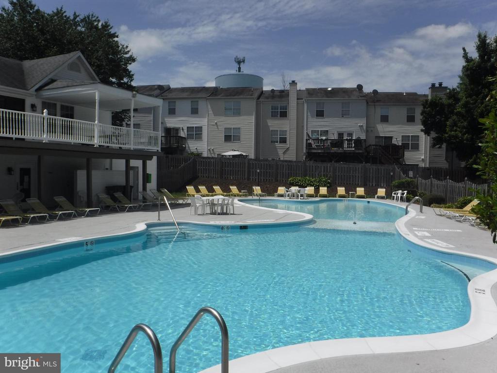 Primary Photo - 102 Piccadilly Ln