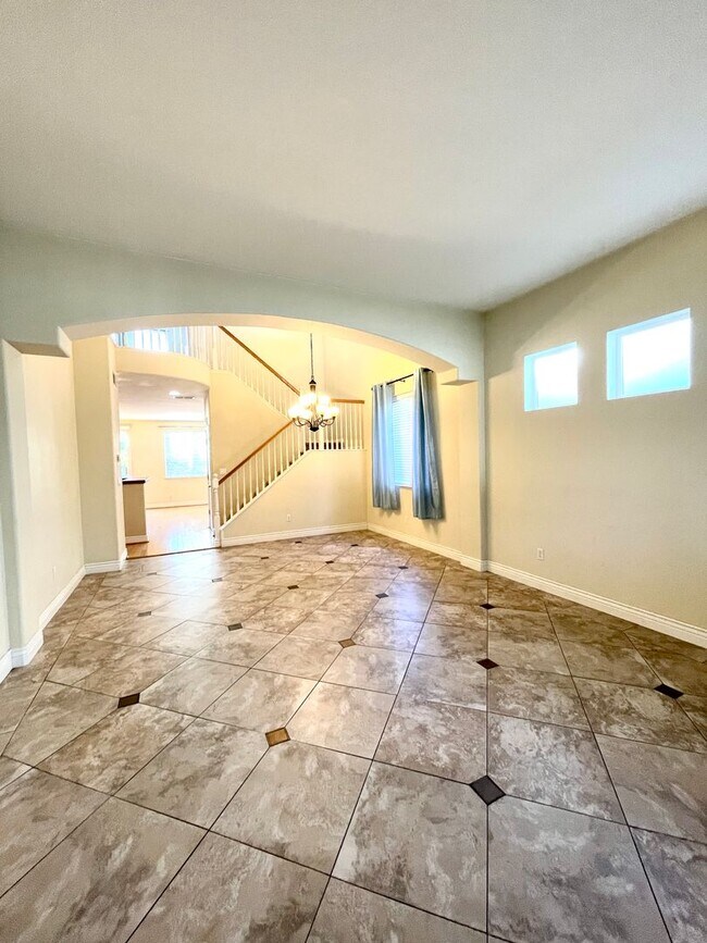 Building Photo - Fabulous Natomas 5 Bedroom Home