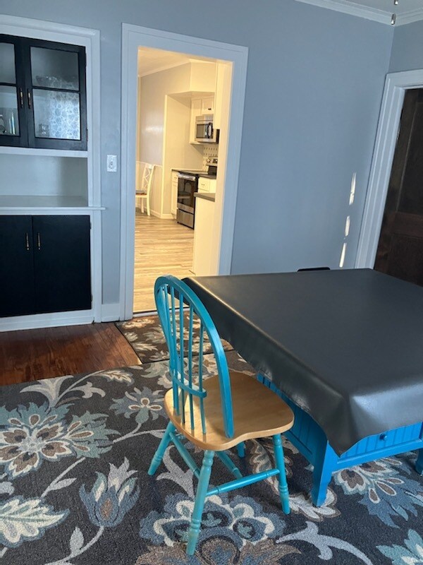 Dining room - 421 E High St