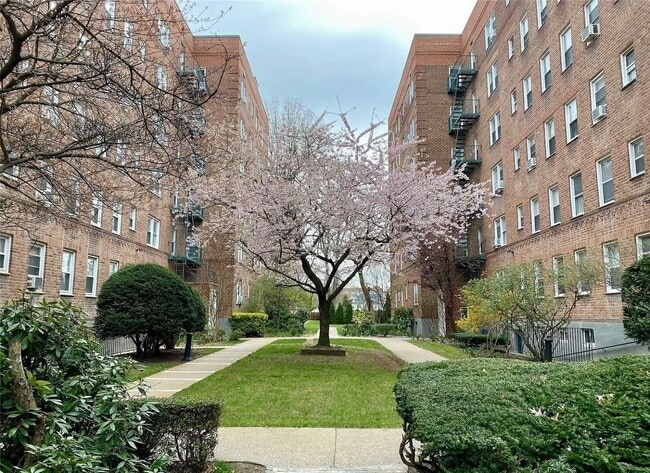 Foto del edificio - 32 Cathedral Ave