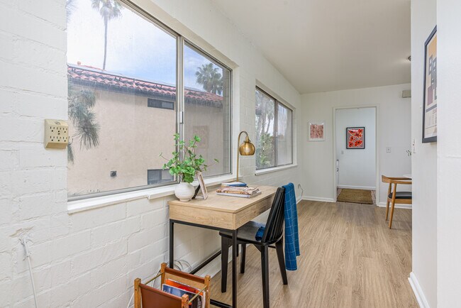 Foto del edificio - 2260 N Cahuenga Blvd