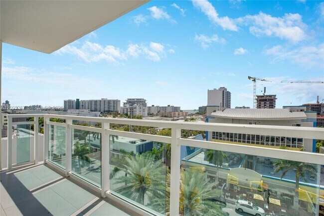 Foto del edificio - 6917 Collins Ave