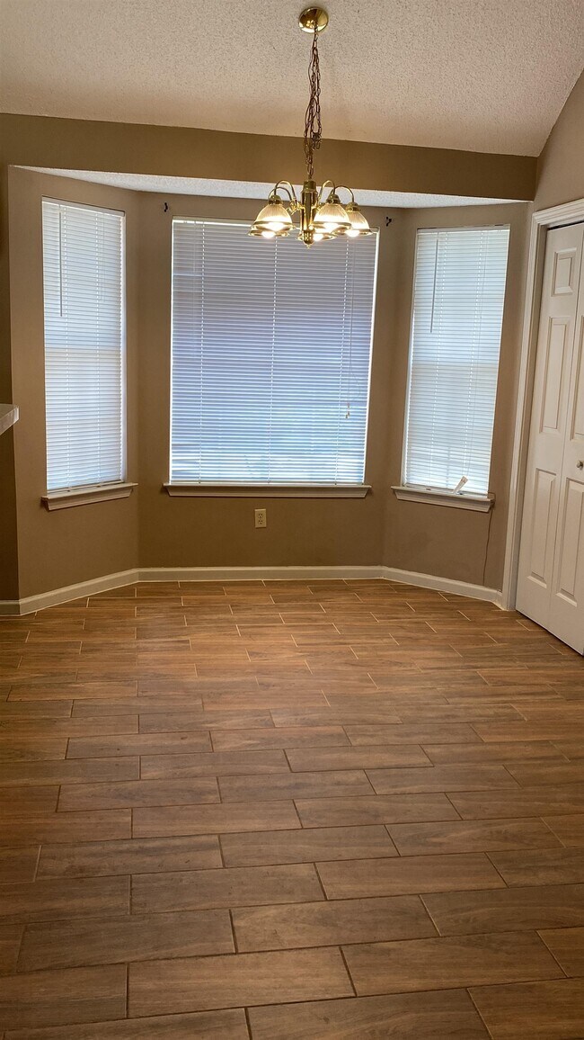 Foto del edificio - 3820 Walden Meadow Dr