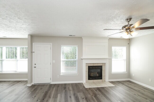 Foto del edificio - 8202 Camp Hill Ct
