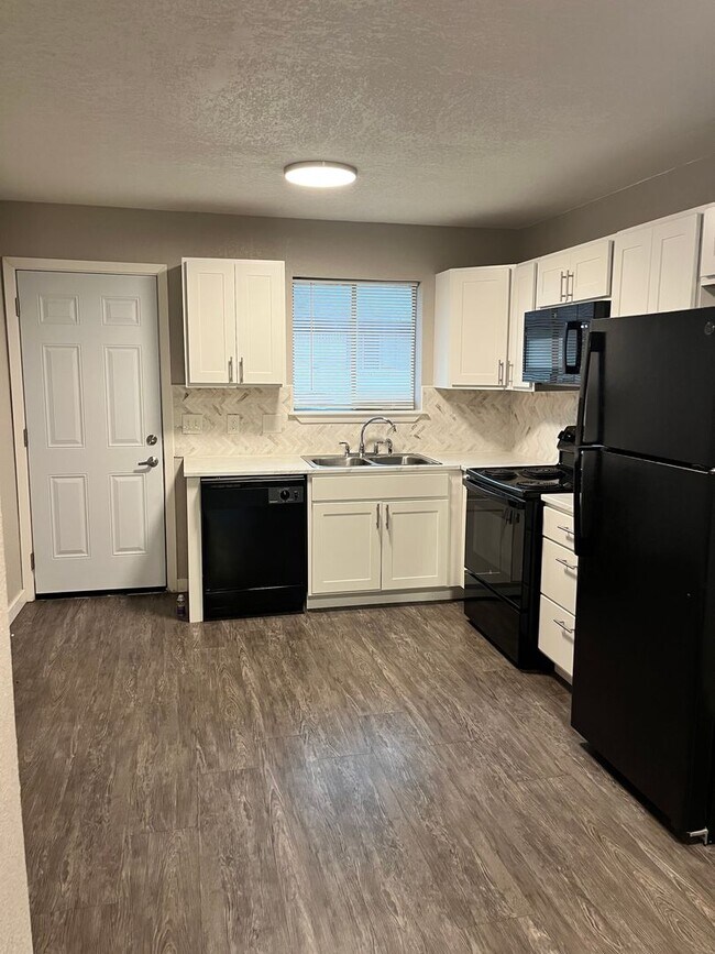 Foto del edificio - COMING SOON : 2 Bedroom 1 Bath Triplex | B...