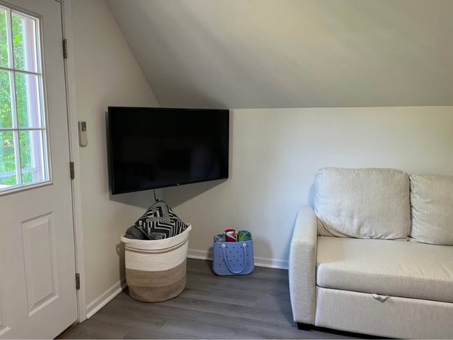 Building Photo - 572 Balsam Ave