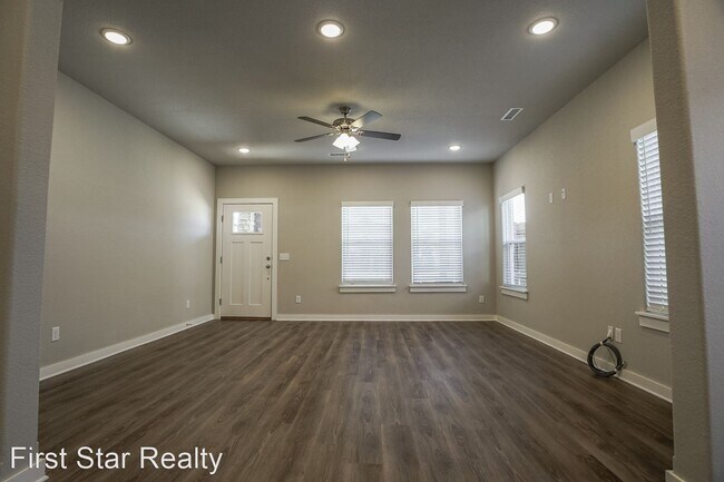 Building Photo - 4 br, 3.5 bath House - 712 N Salem Rd
