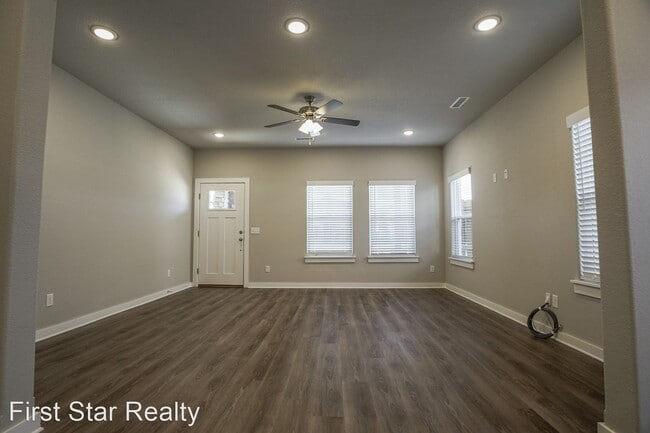 Foto del edificio - 4 br, 3.5 bath House - 712 N Salem Rd