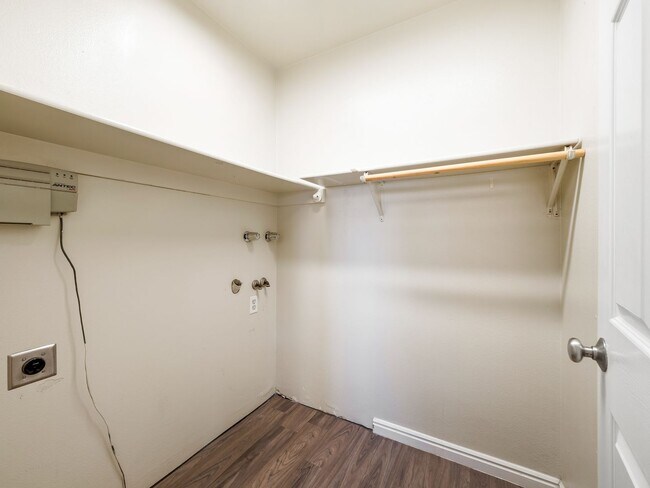 Building Photo - Cam-715 E 950 S Provo, UT 84606