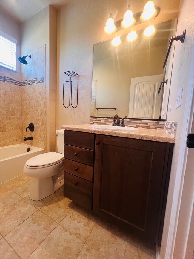 Foto del edificio - Don't miss the opportunity to make this wonderful house your next home.