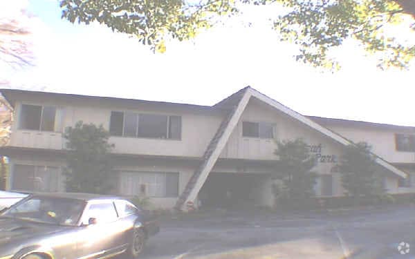 Building Photo - The Huntington