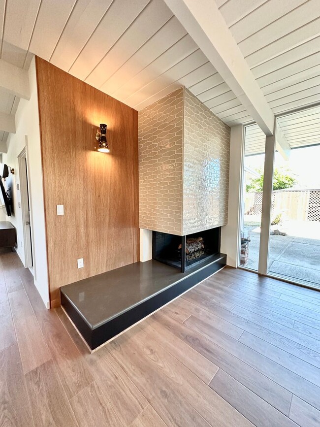 Building Photo - Eichler Mid-Century Home, Newly Renovated