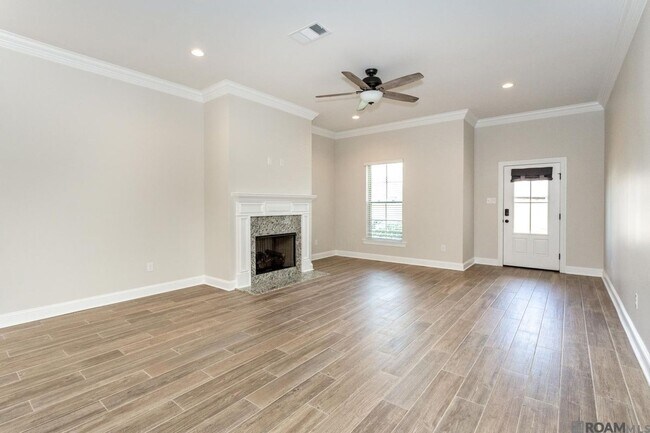 Foto del edificio - 6356 Lake Edge Dr