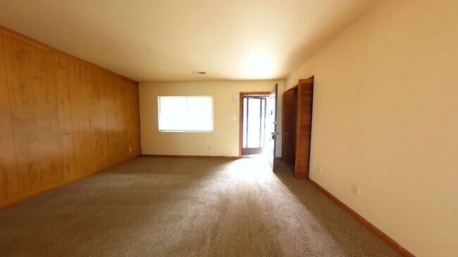Building Photo - 2 Bedroom 1 Bath Apartment Rental in Parkv...