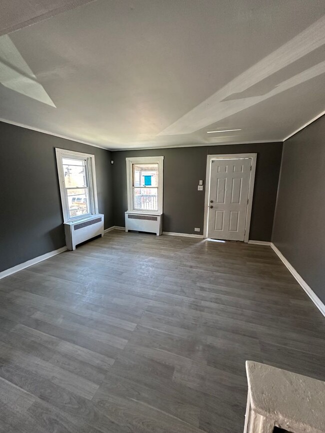 Building Photo - 3 Bed, 1 Bath Townhome