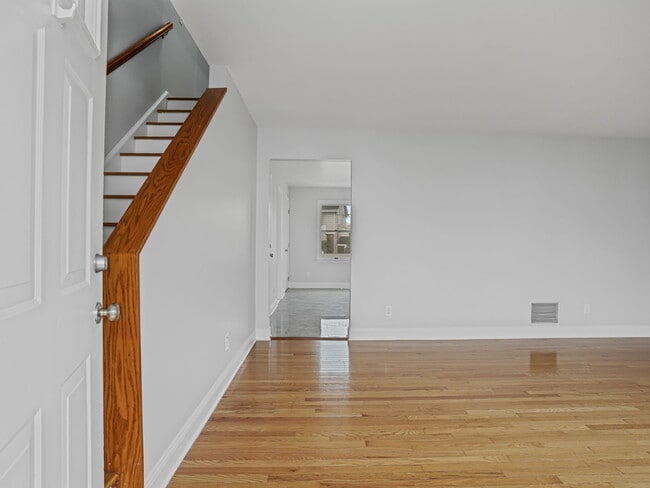 Building Photo - 13 Cos Cob Ave