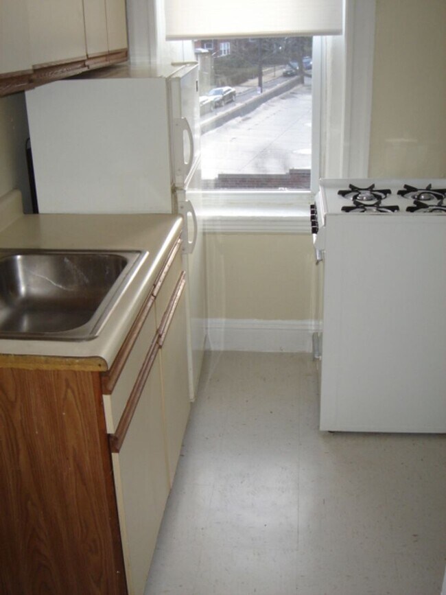 Foto del edificio - Renovated May 1 Studio NO FEE Heat HW inc Students ok  Seconds to Green line