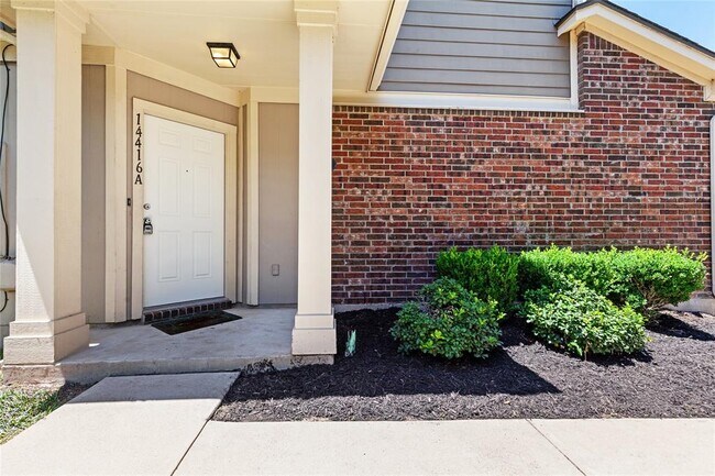 Foto del edificio - 14416 Lewis Carroll Ln