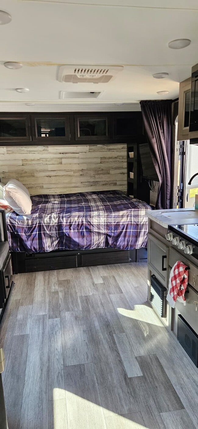 Building Photo - 206 New Iris Ln