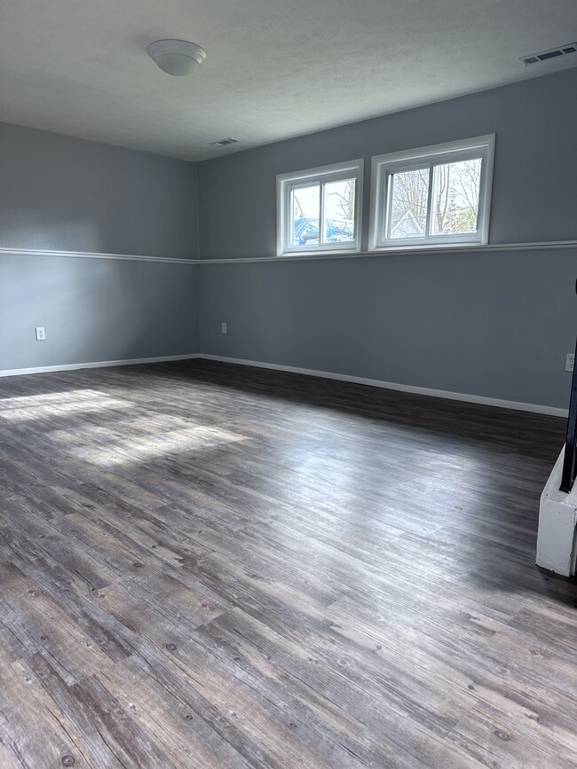 Spacious Living Room - 511 Harris St