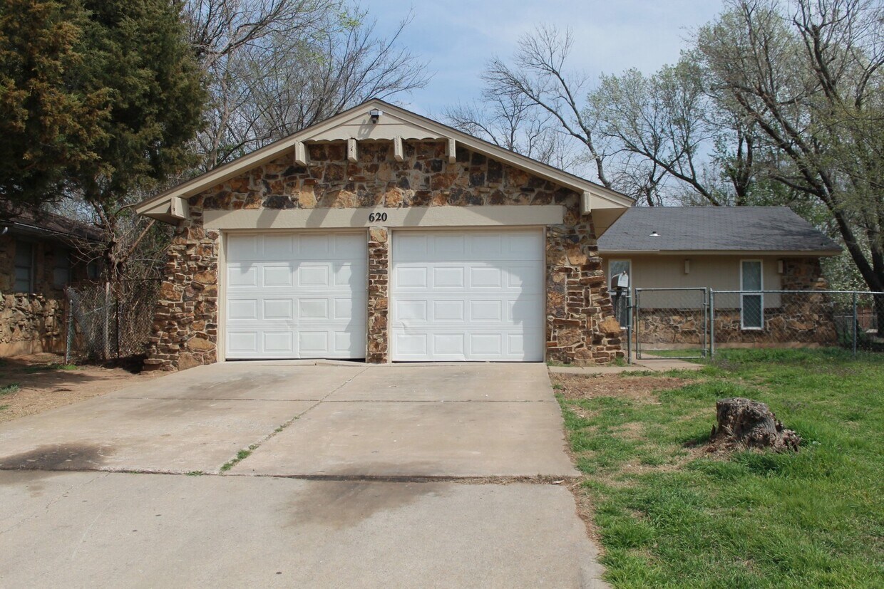 Foto principal - Much Better Than NEW!!! 3 beds, 1 1/2 Baths