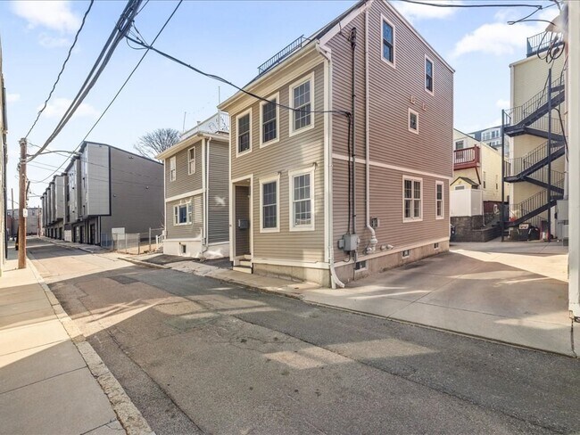 Building Photo - 91 Dresser St
