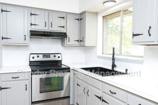 Building Photo - 1300 Koblan Dr