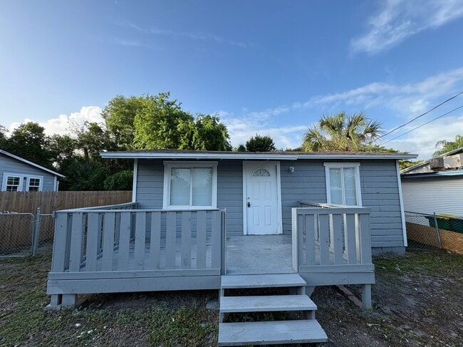 Building Photo - 1423 Licht St