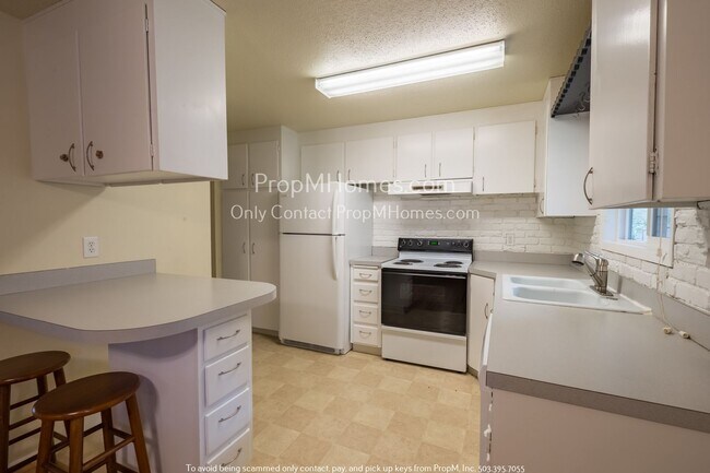 Foto del edificio - Classic and Cozy Lake Oswego Three Bedroom Ranch Style Home On Large Lot!