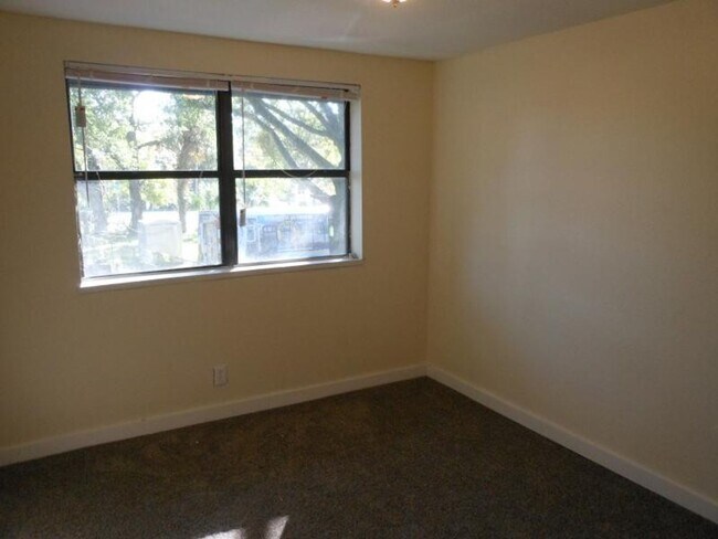 Foto del edificio - Affordable 2 Bed/ 1 Bath Townhome Style Unit Available Now! Move in Ready!