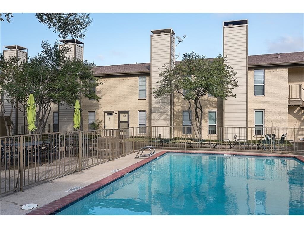 Foto principal - 10650 Steppington Dr