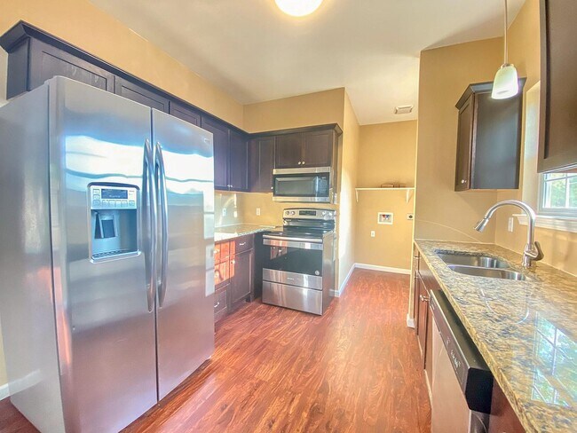 Building Photo - 153 Ivy Ave