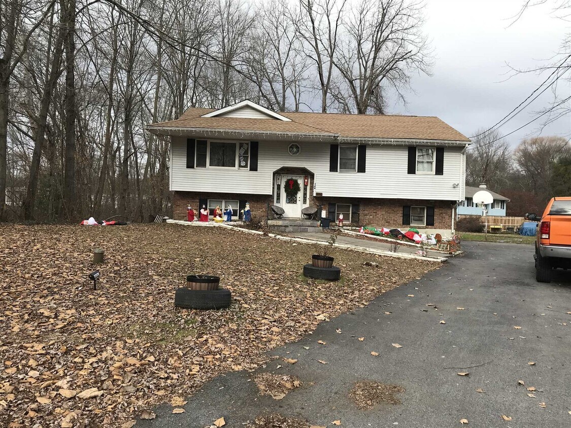 12 Thurston Ln, Hyde Park, NY 12538 House Rental in Hyde Park, NY