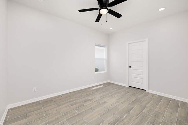 Building Photo - 404 N Alexandrite Ave