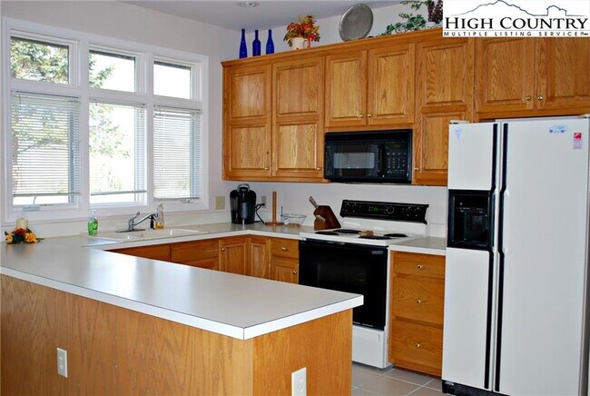 Building Photo - 341 E Landing Dr