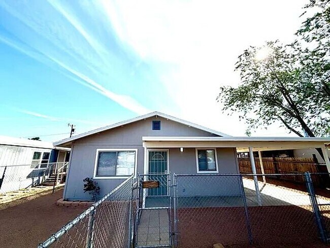 Foto del edificio - 3675 E Robin Ln