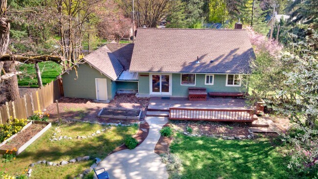 Foto del edificio - Beautiful Craftsman Bungalow on the edge of the Historic Fort Russell Dristrict